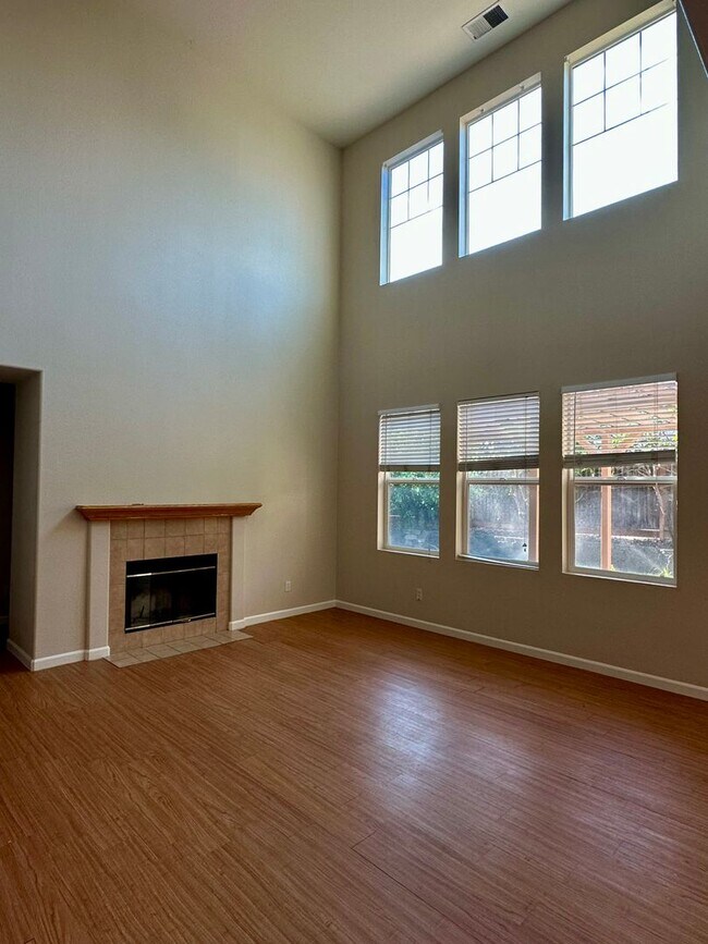 Foto del edificio - Large beautiful home, new paint. Bedroom a...