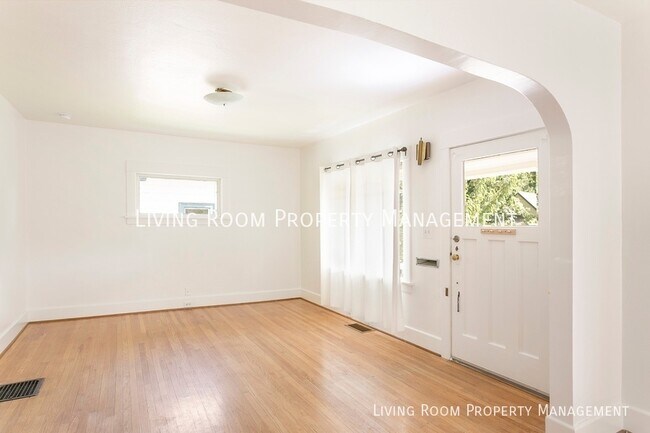 Building Photo - Sabin bungalow sanctuary! Bright and spaci...
