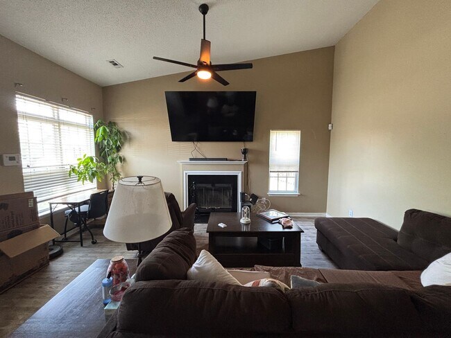 Building Photo - 4 Bed 2 Bath UNFURNISHED Home with a Loft and Fenced Backyard in Ogden