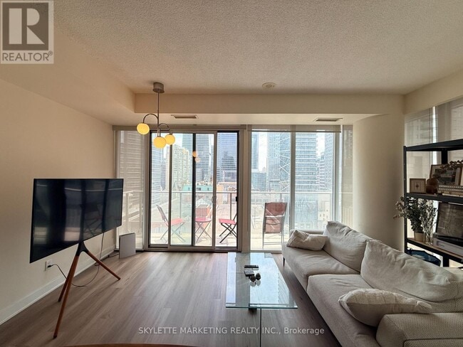Building Photo - 126 Simcoe St