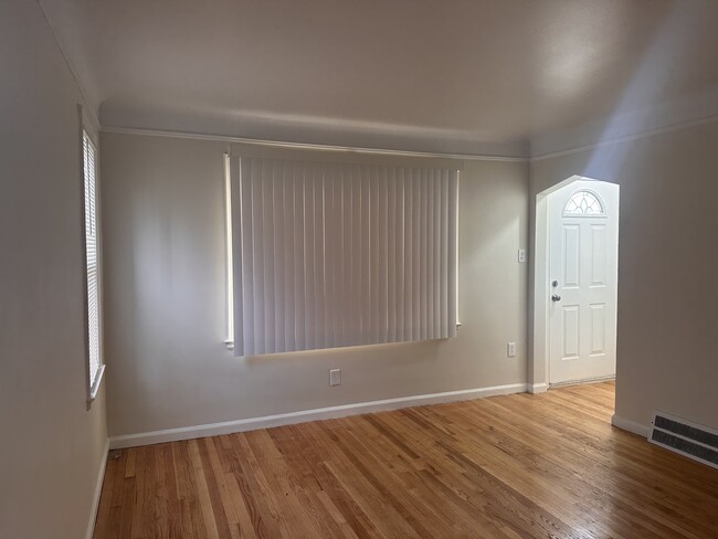 Foto del edificio - 9609 Warwick St