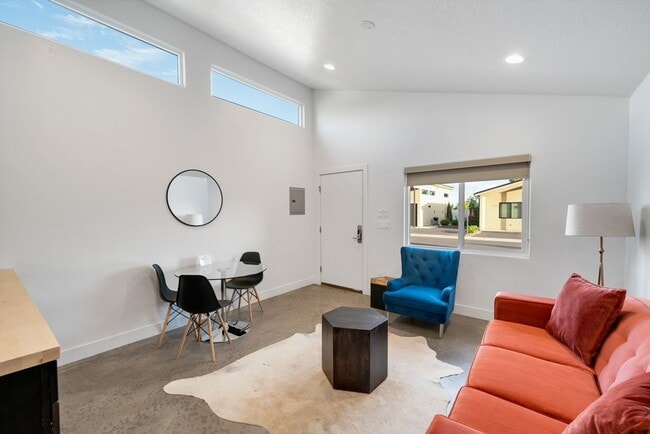 Building Photo - FURNISHED Property!