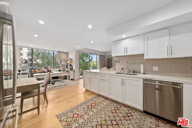 Building Photo - 818 N Doheny Dr