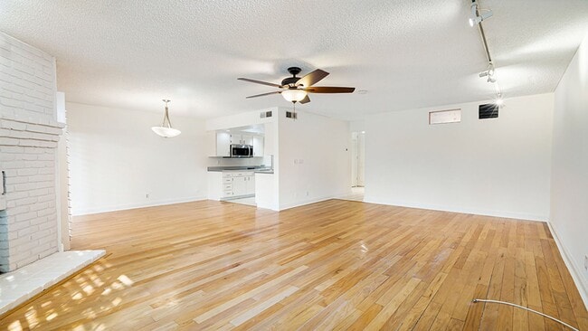 Building Photo - Luxury Penthouse Newly Renovated 1 Bed + D...