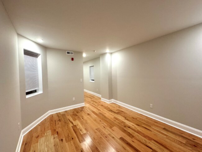 Building Photo - 233 N 61st St