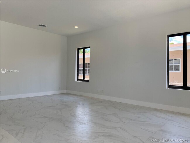 Foto del edificio - 749 NW 4th St