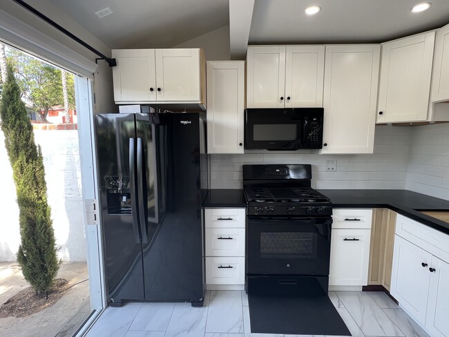 Indoor merges w/ outdoor - 4529 Valencia Dr