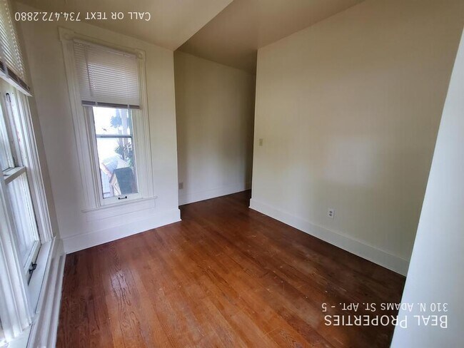 Foto del edificio - 310 N Adams St