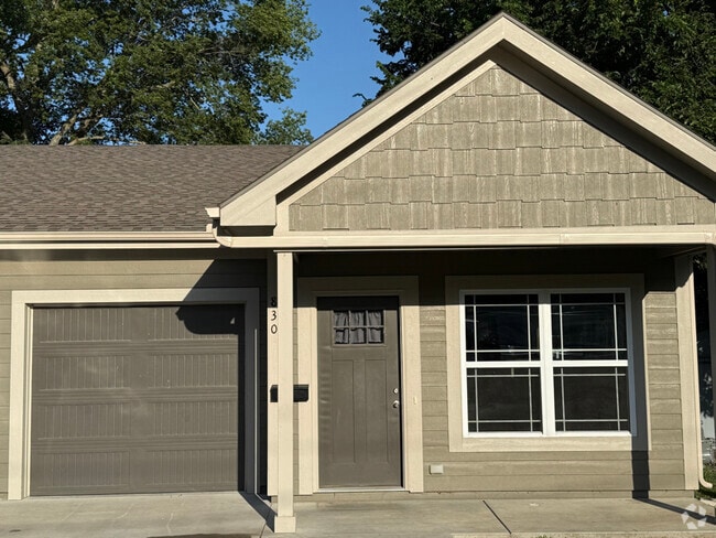 Building Photo - 830 S Pecan St