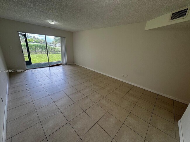Foto del edificio - 8020 Fairview Dr