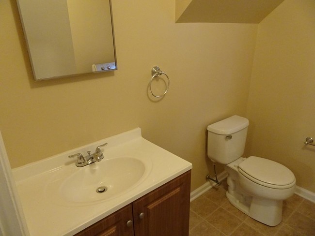 Building Photo - Two Level Townhome in Grand Lakes