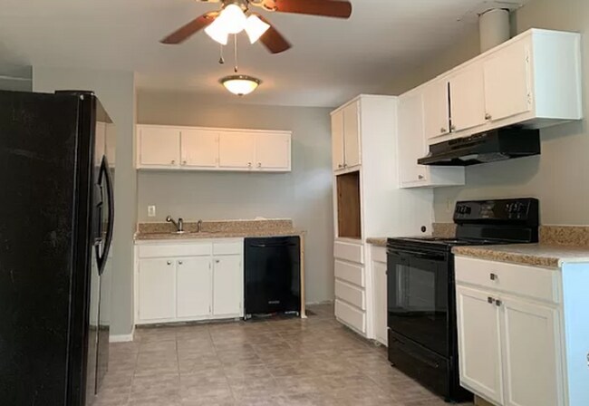 Foto del edificio - 3-Bedroom Home with Outdoor Entertaining Patio