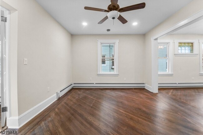 Building Photo - 142 Grove St