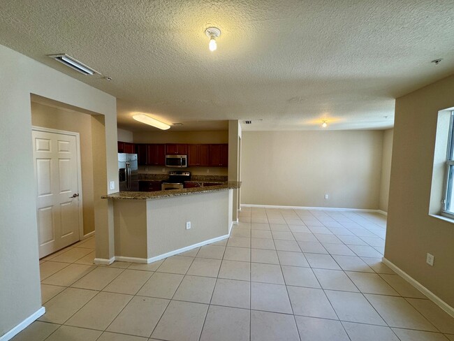 Building Photo - Spacious Two-Floor Apartment in Desirable ...