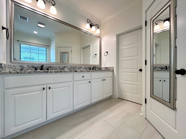 Foto del edificio - Beautiful New Construction Home In a Highl...