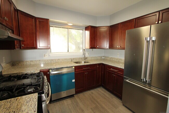 Foto del edificio - 674 Cypress Rd