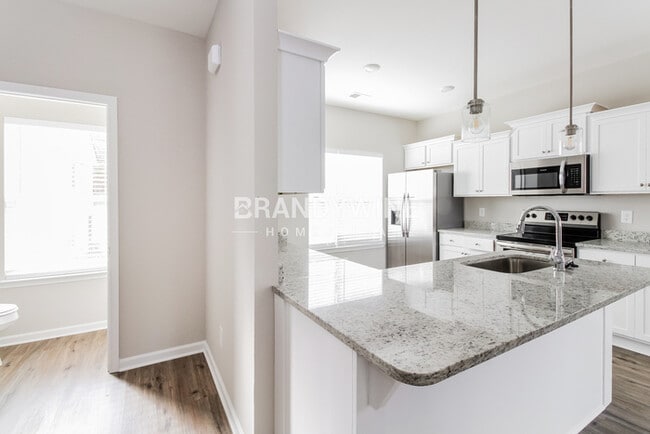 Building Photo - NEW LOWER RENTAL RATE LEASING SPECIAL: Rec...