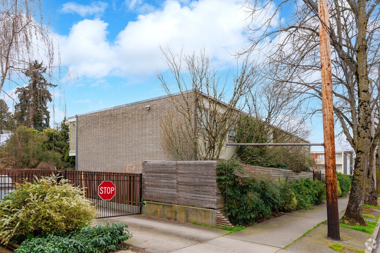 Building Photo - 7605 Rainier Ave S