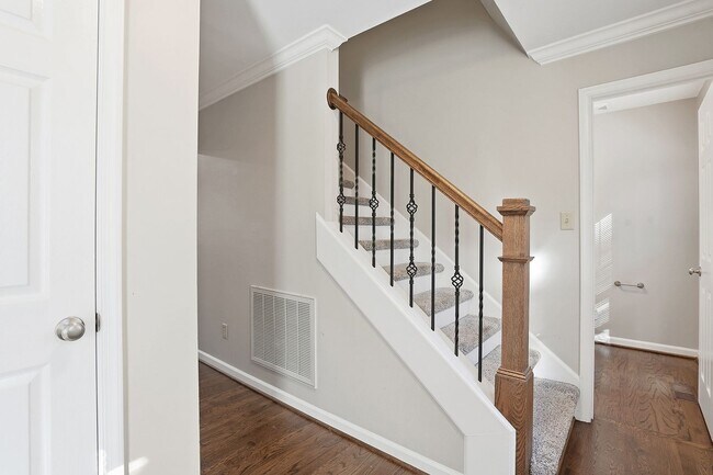 Foto del edificio - JUST REDUCED- BEAUTIFUL AND SPACIOUS HOME IN DESIRABLE APEX