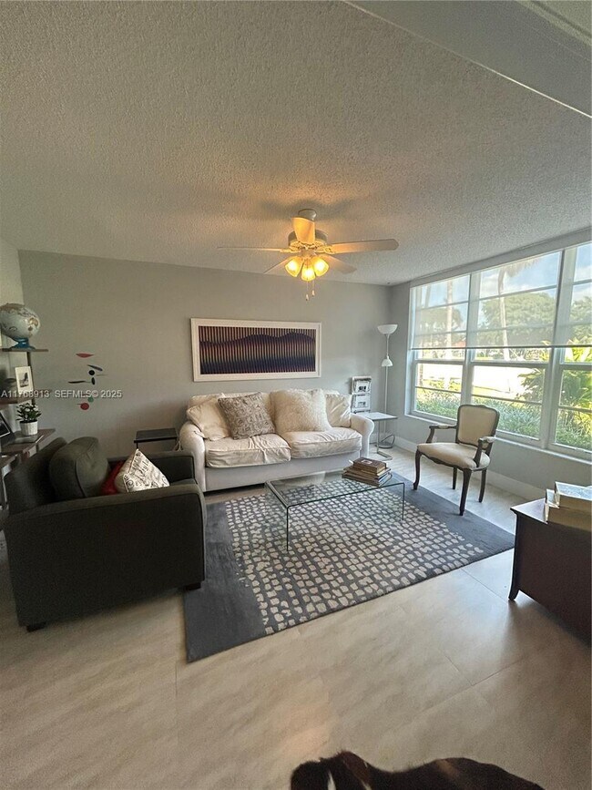 Foto del edificio - 4017 N Cypress Dr