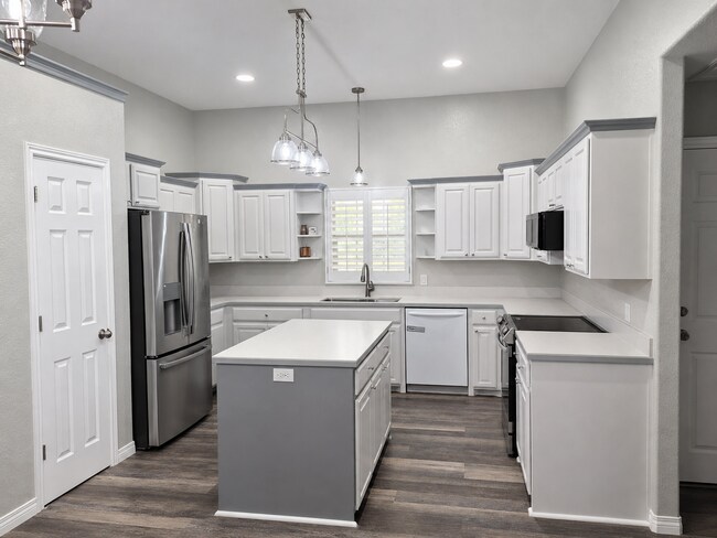 Building Photo - Spacious 4 bedroom home!