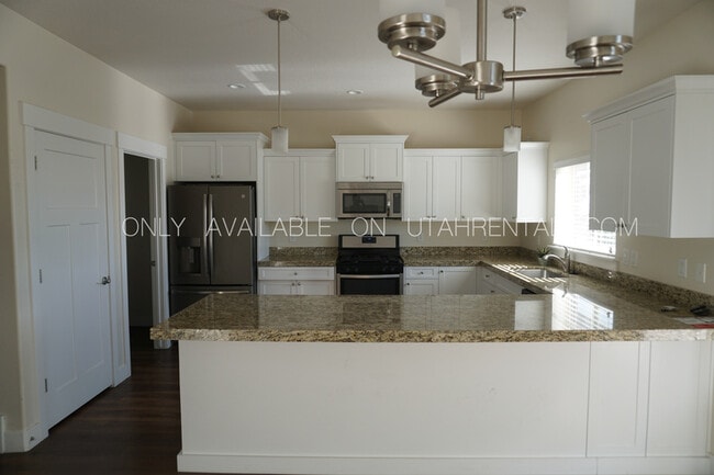 Building Photo - 858 S Aspen Way