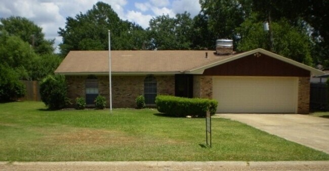 Foto del edificio - SOUTHERN HILLS. 3/2 NICE BRICK HOME W/FENC...