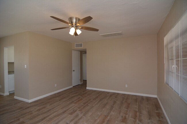 Building Photo - Charming 3 Bedroom 1 Bath Duplex! Central ...