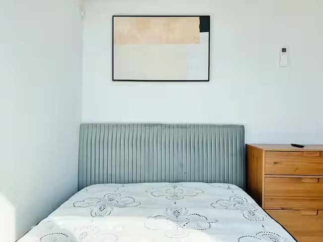 Building Photo - Furnished room/NOT APARTMENT