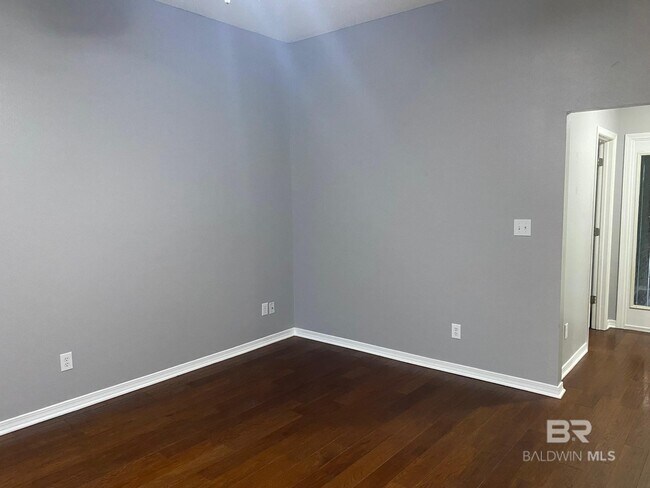 Foto del edificio - 8068 Deerwood Dr