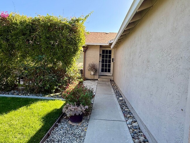 Building Photo - 726 Shawnee Ln