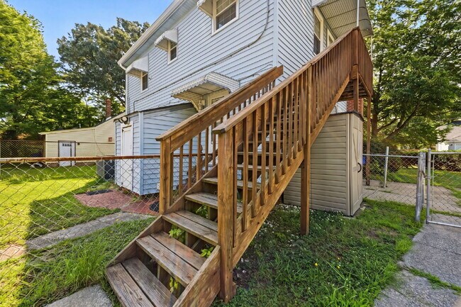 Building Photo - 2 bed 1 bath with fenced in yard in Norfolk
