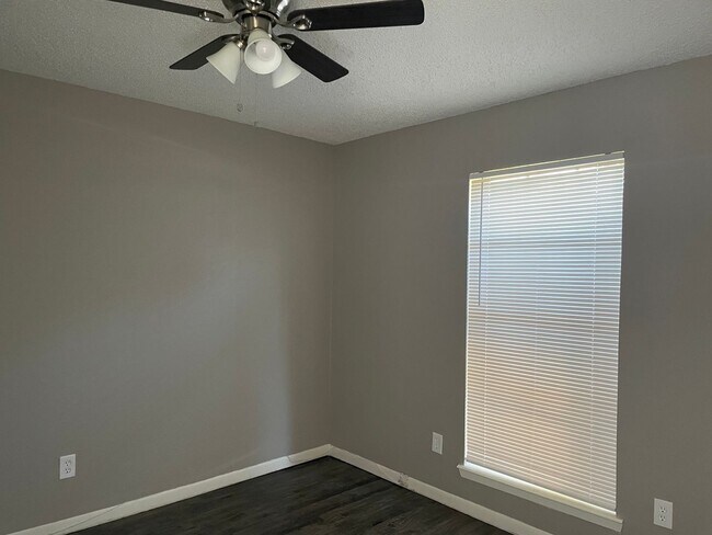 Building Photo - 102 Cherie Ln