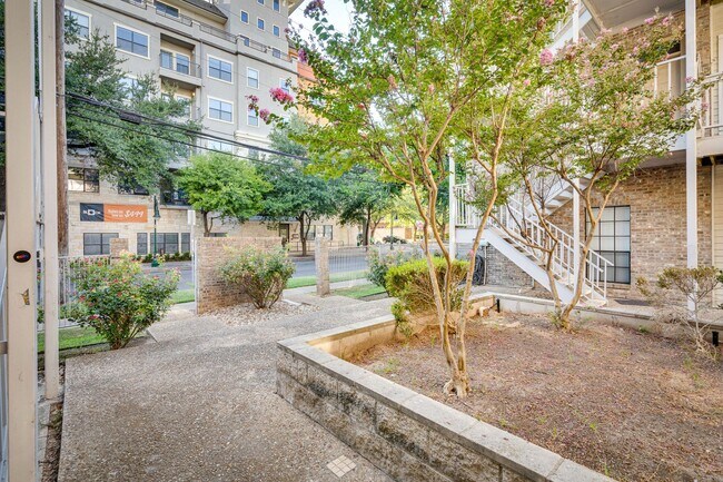 Building Photo - Georgian #205 NM