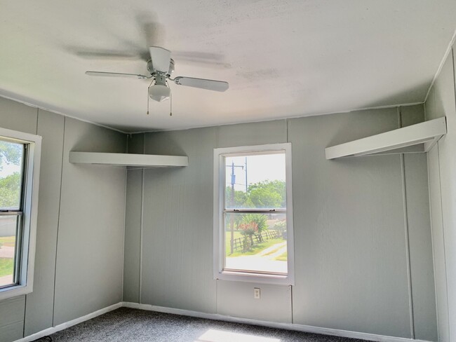 Building Photo - 1907 Avenue C