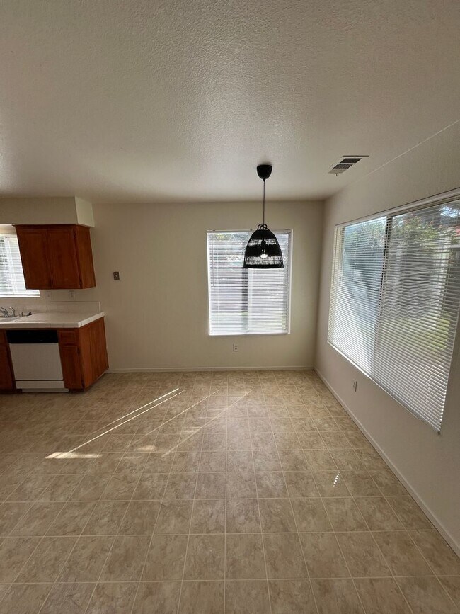 Foto del edificio - Lovely Porterville Home Available Now!