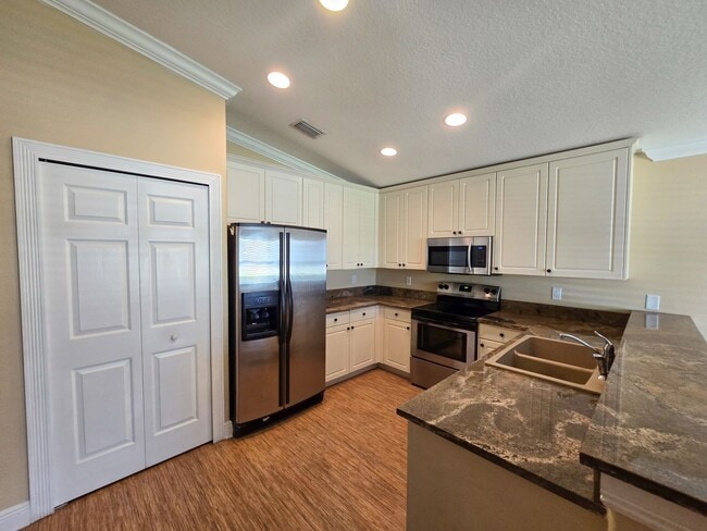 Building Photo - 4 Bedroom 2 bath in Sedona Palms