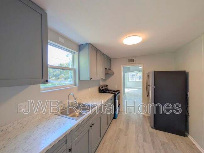 Foto del edificio - 3324 N Davis St