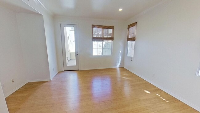 Building Photo - Beautiful 3 Bedroom 2.5 Bath Townhome in I...