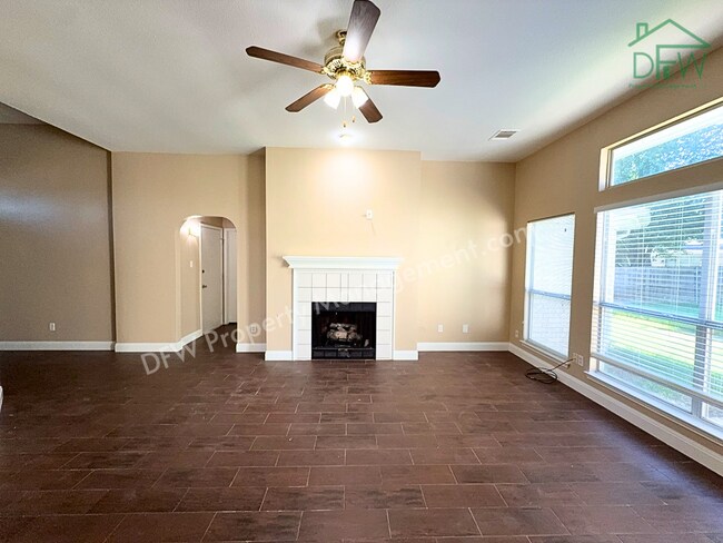 Foto del edificio - Charming Single-Story Home with Fireplace & Island Kitchen in Cedar Hill!