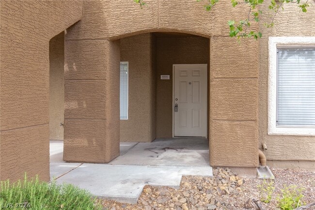 Building Photo - 8070 W Russell Rd