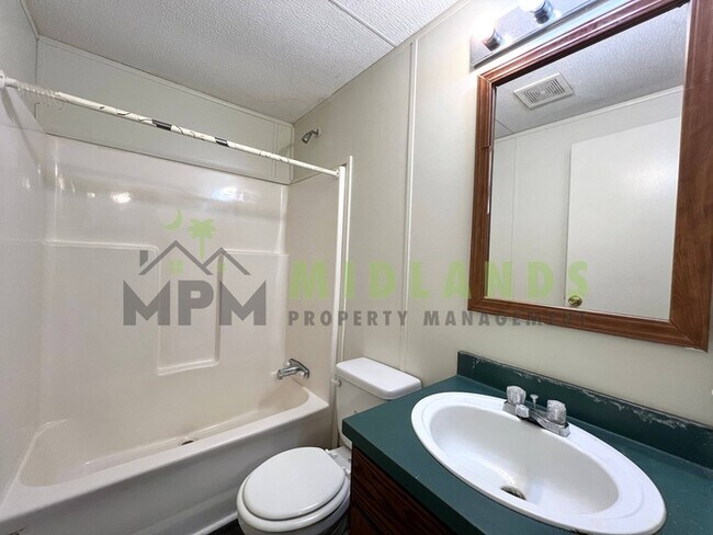 Foto del edificio - 575 Forts Pond Rd