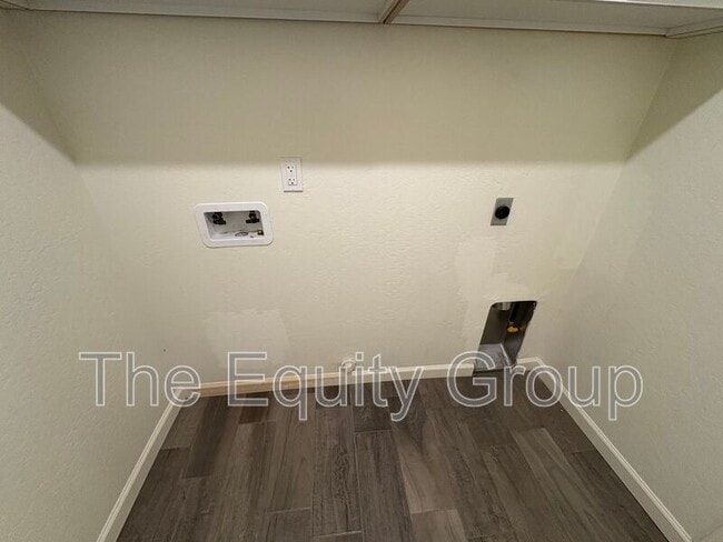 Foto del edificio - 1946 E School Ave