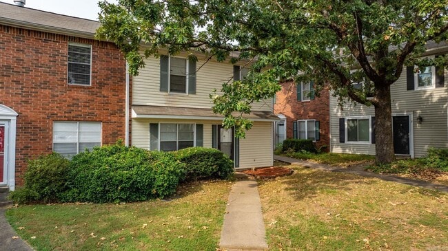 Building Photo - 200 Pine Forest Dr