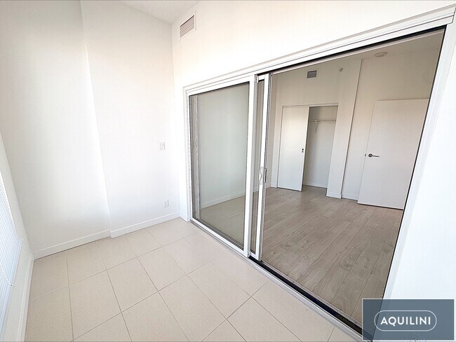 Building Photo - Centre West - 2003