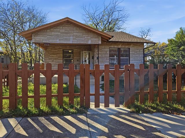 Building Photo - 823 S Beacon St