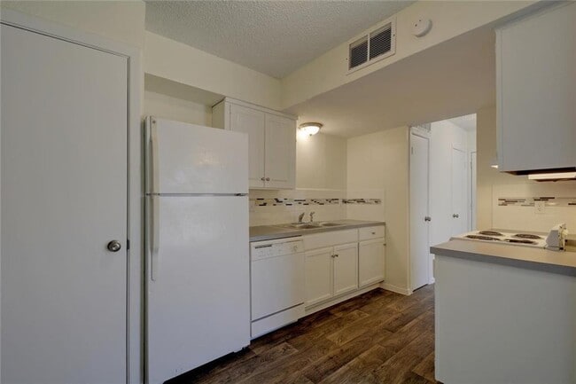 Building Photo - 1825 Wooten Park Dr