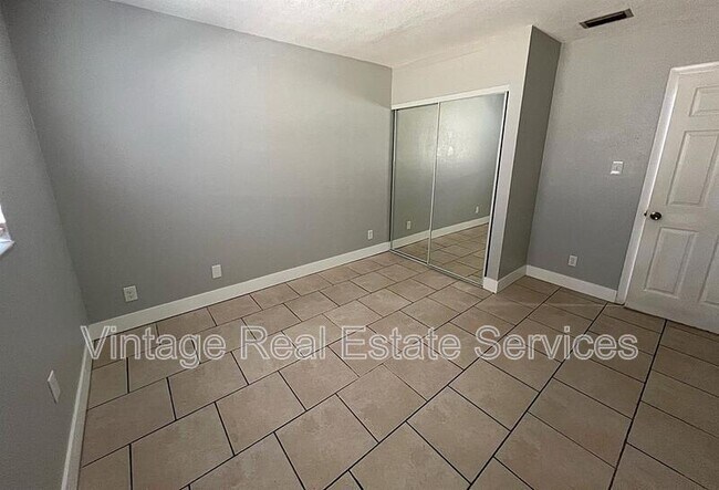 Building Photo - 520 89th Ave N