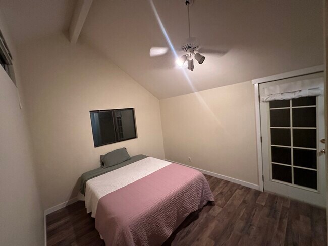 Foto del edificio - 8116 Cove Ln