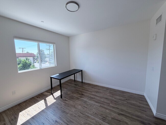 Foto del edificio - 12405 W Oxnard St